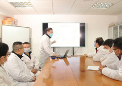 2020年，尊龙凯时医工总院同心抗疫，共克时艰，图为上海医药工业研究院科研人员开展抗新冠肺炎相关药品技术攻关。